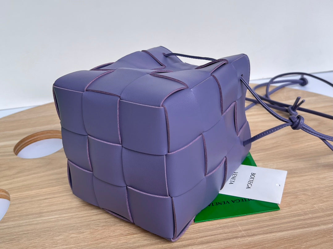 BOTTEGA VENETA SMALL CASSETTE BUCKET 18 IN ULTRA VIOLET CALFSKIN