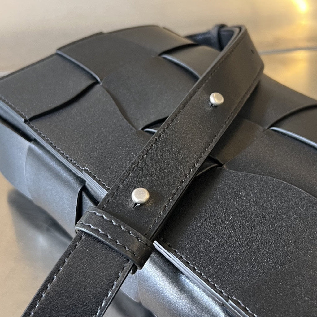 BOTTEGA VENETA CASSETTE 23 IN BLACK CALFSKIN WITH WAVY PATTERN