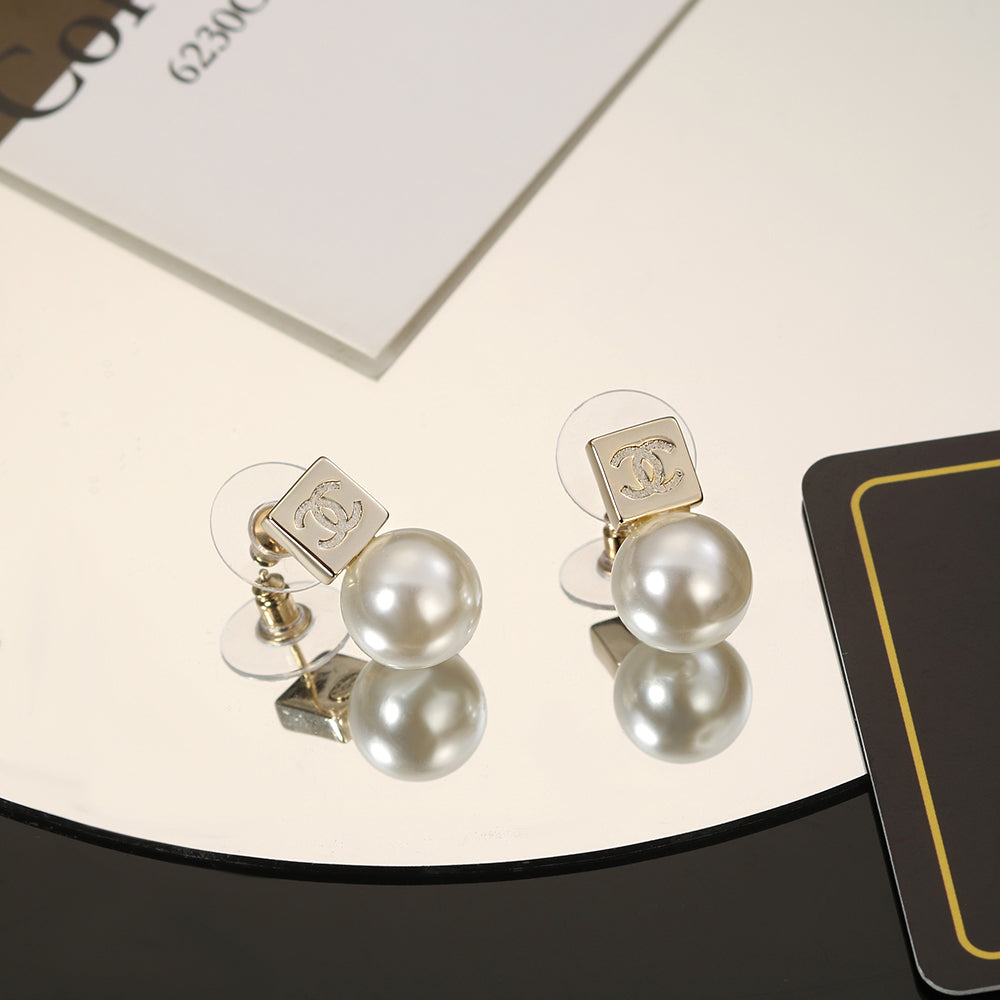 18K  Chanel Pearls Earrings