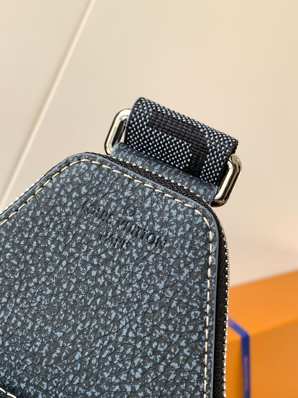 LOUIS VUITTON AVENUE SLINGBAG 31 IN BLACK MONOGRAM CANVAS WITH BROWN LOGO