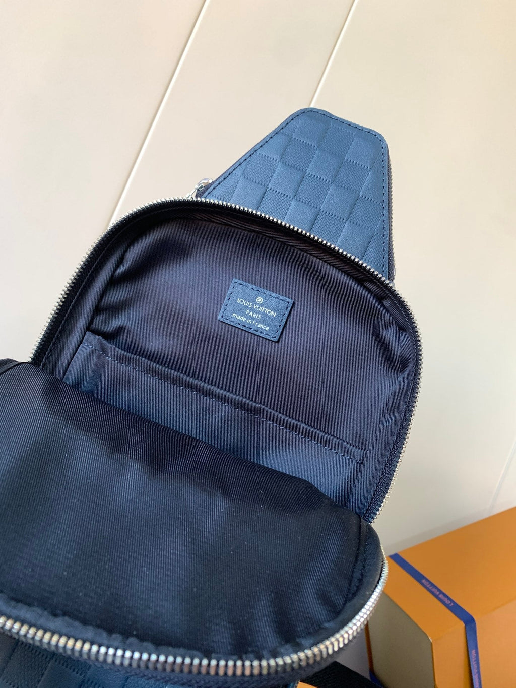 LOUIS VUITTON AVENUE SLINGBAG 31 IN NAVY BLUE TAIGA LEATHER WITH WHITE LOGO PRINTED