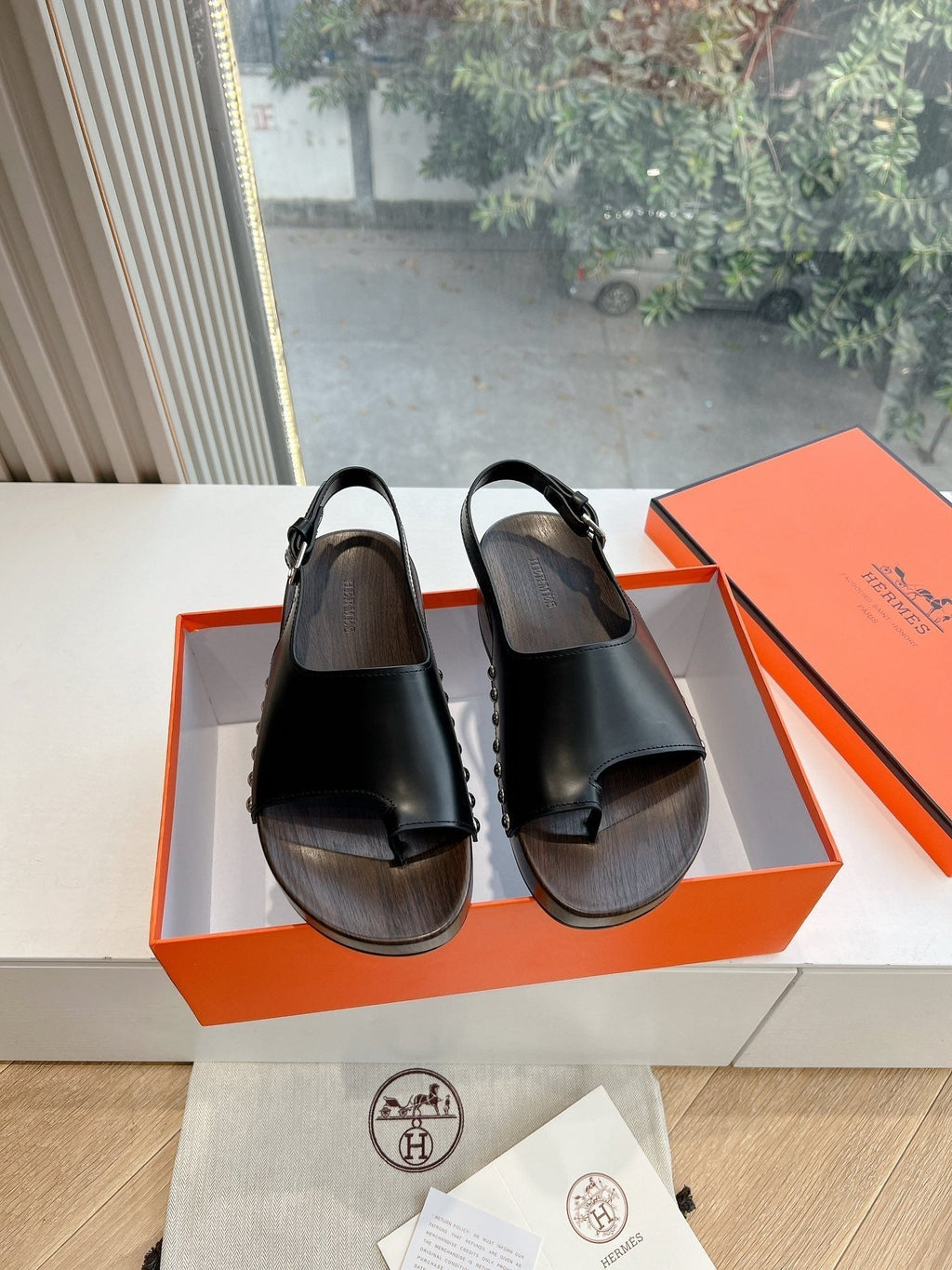 HERMES FLAT SANDAL IN BLACK CALFSKIN