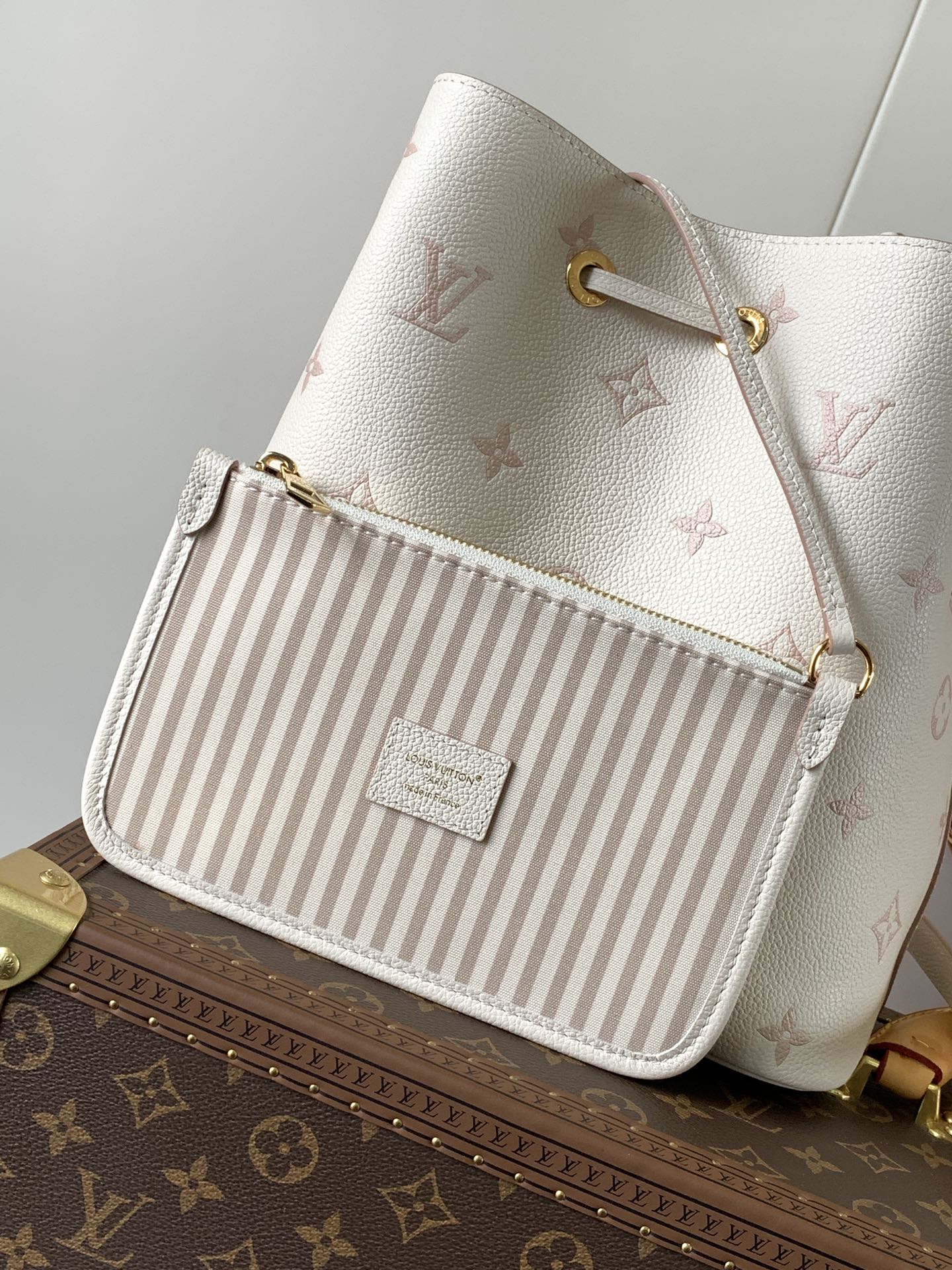 LOUIS VUITTON NÉONOÉ 26 IN WHITE AND PINK MONOGRAM CANVAS
