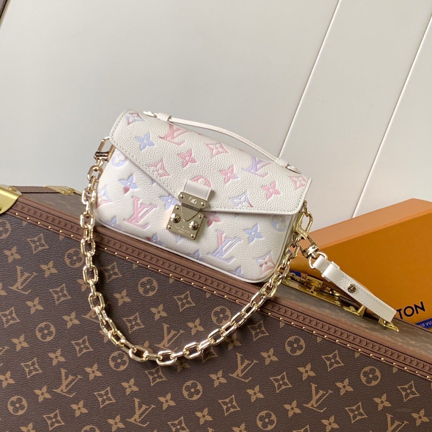 LOUIS VUITTON LV 25S EAST WEST POCHETTE MÉTIS BAG 21 IN BEIGE DREAM EMBOSSED TEXTURED CALFSKIN