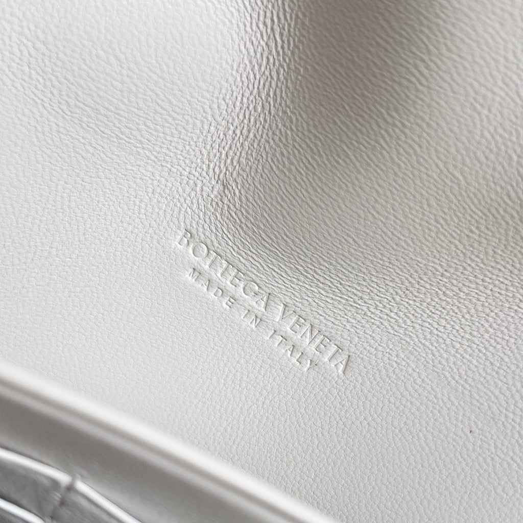 BOTTEGA VENETA ANDIAMO BAG 19 IN WHITE CALFSKIN